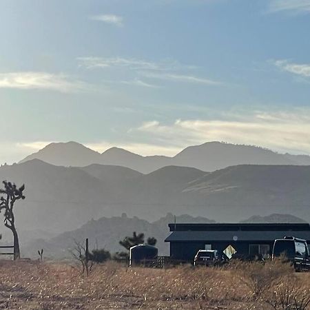 Chasing The Moon: Expansive Tub Views Near Pappy'S Pioneertown Exterior photo