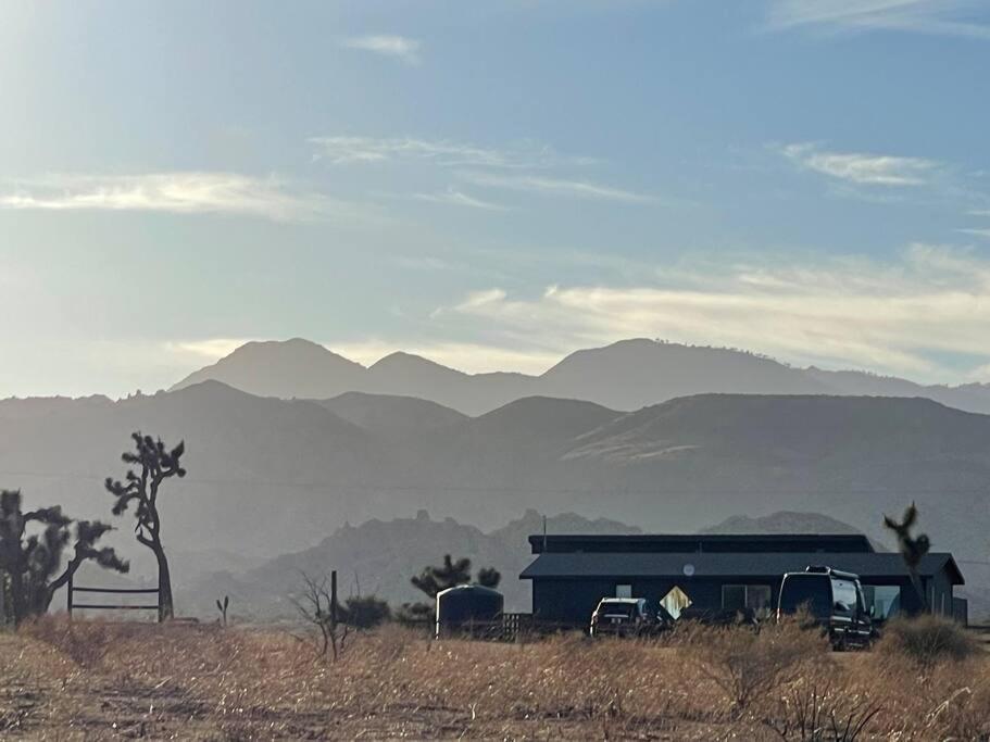 Chasing The Moon: Expansive Tub Views Near Pappy'S Pioneertown Exterior photo