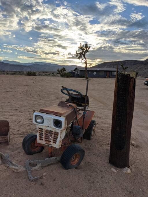 Chasing The Moon: Expansive Tub Views Near Pappy'S Pioneertown Exterior photo