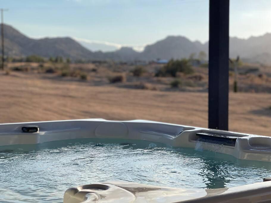 Chasing The Moon: Expansive Tub Views Near Pappy'S Pioneertown Exterior photo