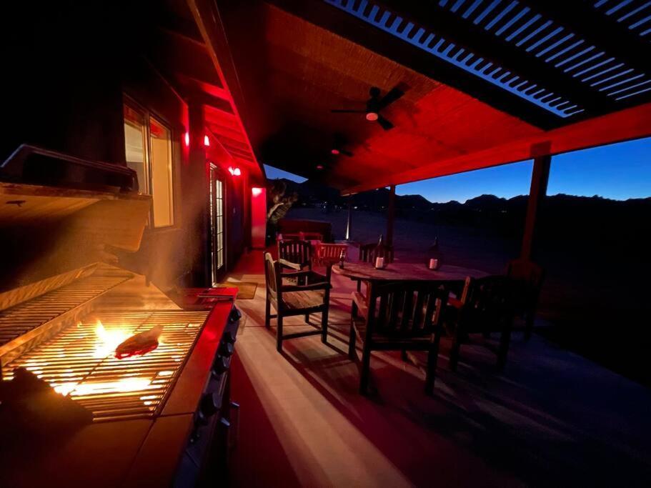 Chasing The Moon: Expansive Tub Views Near Pappy'S Pioneertown Exterior photo