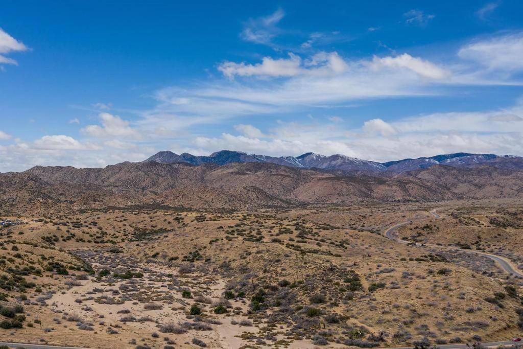 Chasing The Moon: Expansive Tub Views Near Pappy'S Pioneertown Exterior photo