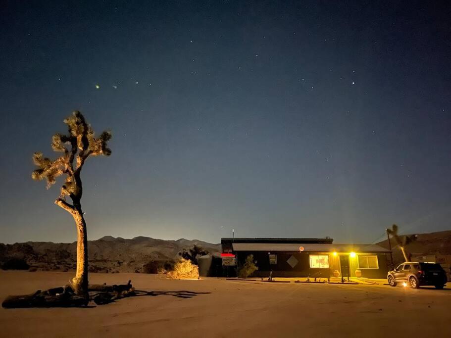 Chasing The Moon: Expansive Tub Views Near Pappy'S Pioneertown Exterior photo