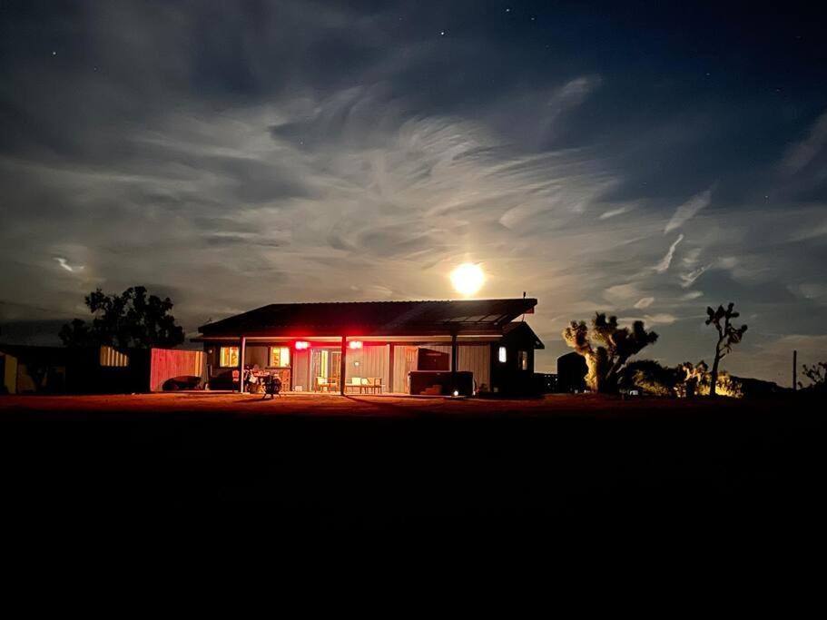 Chasing The Moon: Expansive Tub Views Near Pappy'S Pioneertown Exterior photo