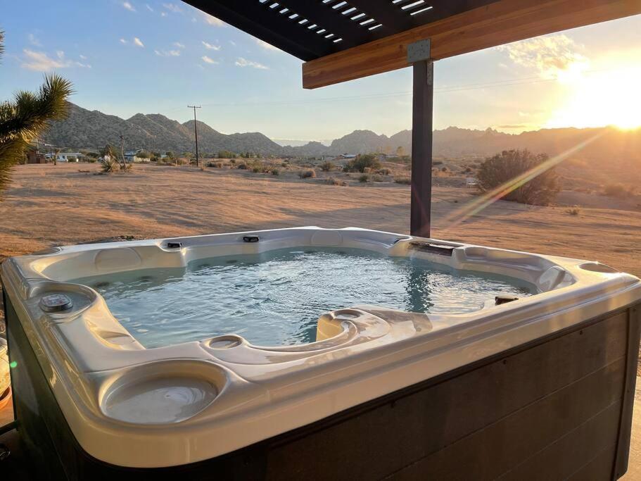 Chasing The Moon: Expansive Tub Views Near Pappy'S Pioneertown Exterior photo