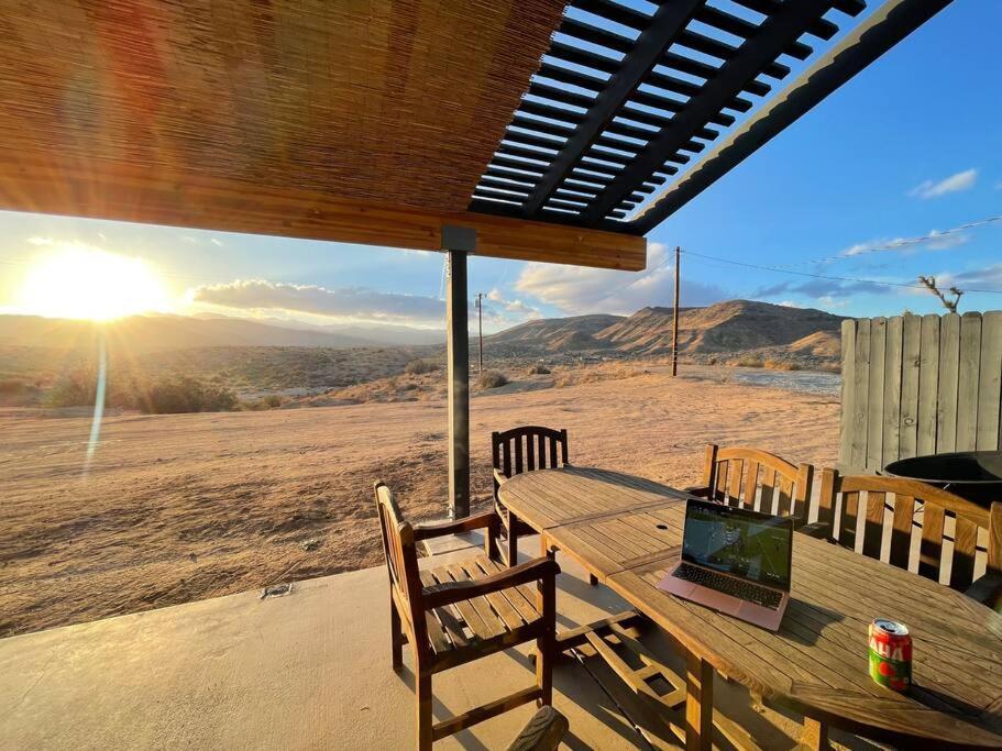 Chasing The Moon: Expansive Tub Views Near Pappy'S Pioneertown Exterior photo